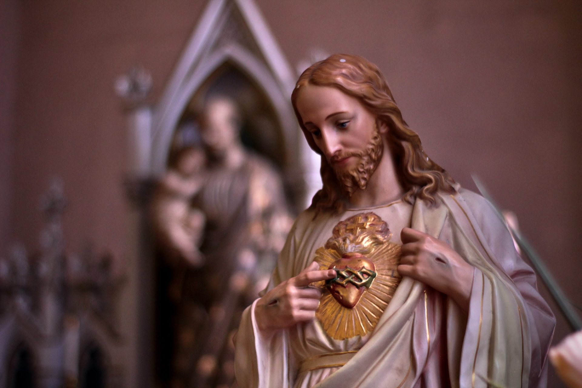 sacred heart of jesus jonathan dick osfs BJlO1Jt8sdQ unsplash