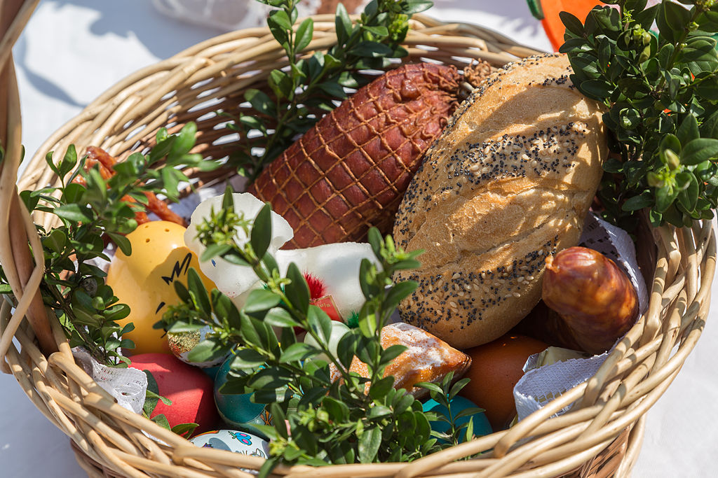 1024px Easter blessing basket wikimedia